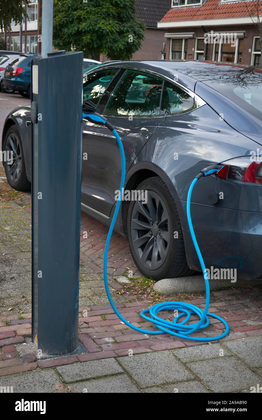 Leiden, Holland-November 6, 2019: auto elettrica Energia elettrica di ricarica in strada Foto Stock