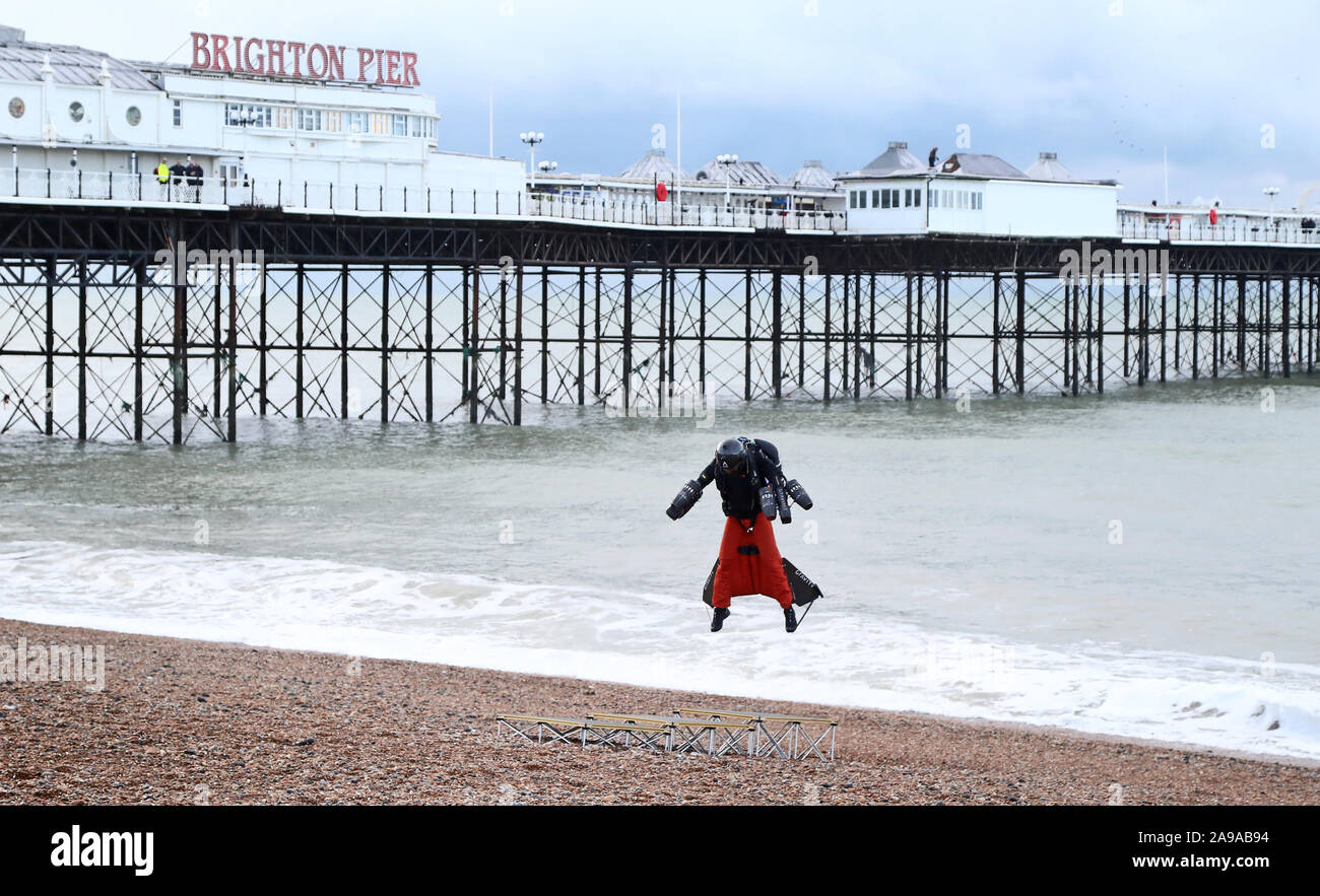 Richard Browning tenta di rompere il suo Guinness World Record per la massima velocità in un corpo-getto controllato il motore powered suit vicino al molo di Brighton. Foto di PA. Picture Data: giovedì 14 novembre, 2019. Vedere PA storia avventura Browning. Foto di credito dovrebbe leggere: Gareth Fuller/PA FILO Foto Stock