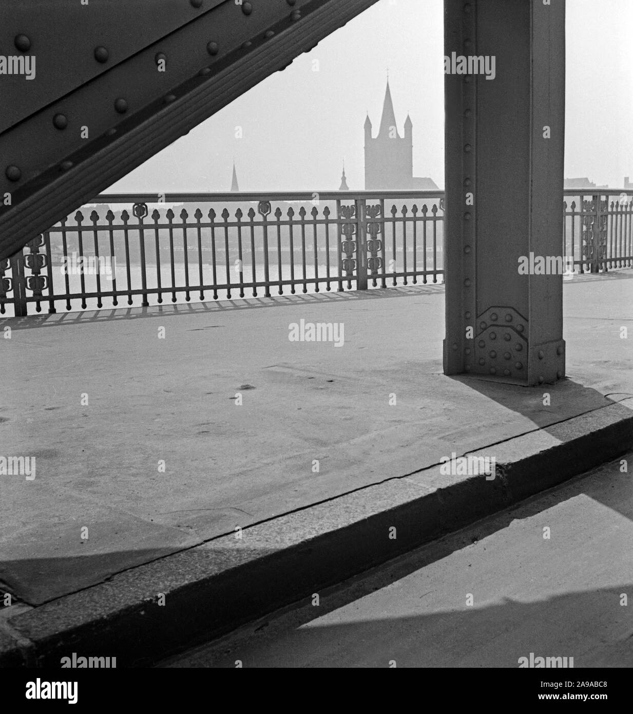 La balaustra in filigrana a Hindenburg ponte sul fiume Reno da Deutz per la città di Colonia con vista verso la chiesa di San Martino, Germania 1930s. Foto Stock