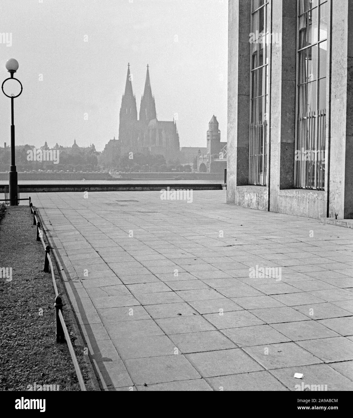 Vista da uno della fiera di Colonia degli edifici per la cattedrale di Colonia, Germania 1930s. Foto Stock