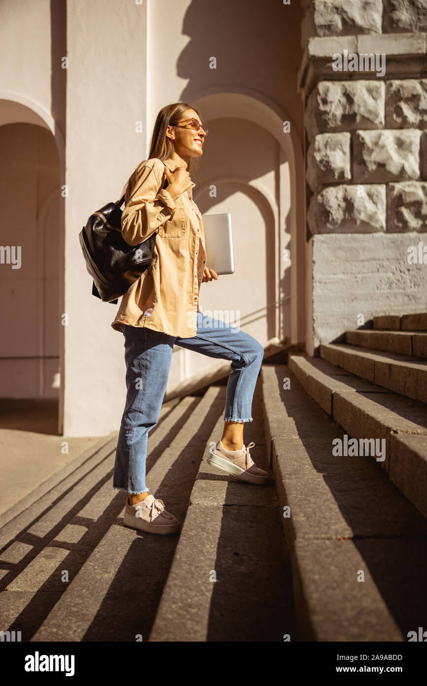 Donna graziosa casa a piedi dopo la sua giornata di lavoro Foto Stock