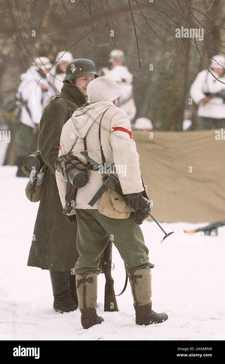 San Pietroburgo (Russia) - 23 Febbraio 2017: militare ricostruzione storica degli eventi della II Guerra Mondiale. Due soldati armati della Wehrmacht Foto Stock