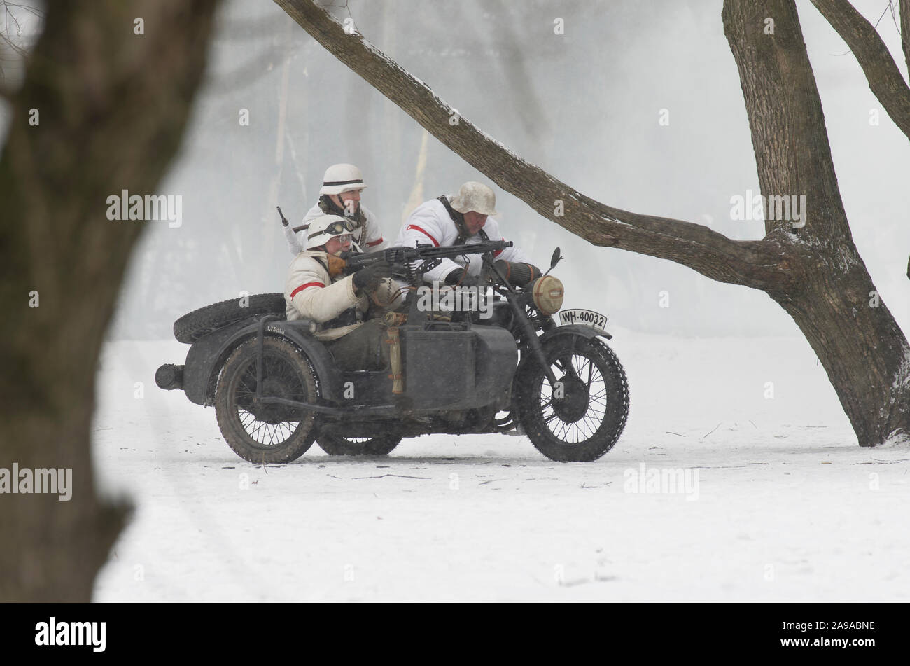 San Pietroburgo (Russia) - 23 Febbraio 2017: militare ricostruzione storica degli eventi della II Guerra Mondiale. Motociclisti tedesco della Wehrmacht armati Foto Stock