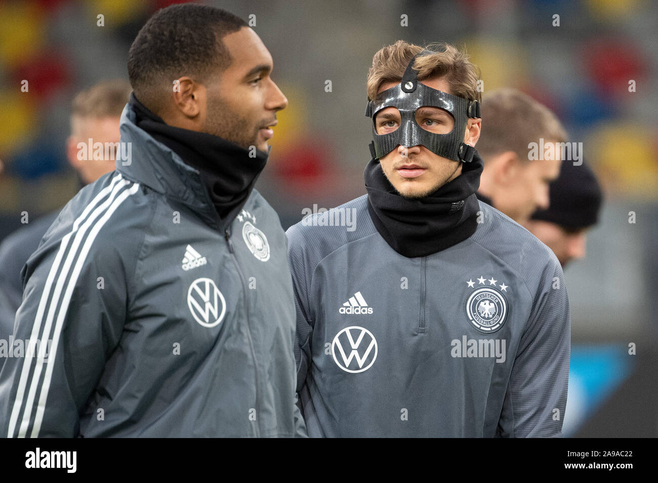 Dusseldorf, Germania. 14 novembre 2019, Renania settentrionale-Vestfalia, Duesseldorf: Calcio: squadra nazionale, prima di qualificazioni del Campionato Europeo contro la Bielorussia e Irlanda del Nord, Formazione: Jonathan Tah (l) e Niklas Stark parlare in corrispondenza di mercurio arena. Il team si prepara a Düsseldorf per il Campionato Europeo di qualificazione sul gioco 16.11.2019 in Mönchengladbach contro la Bielorussia. Credito: dpa picture alliance/Alamy Live News Foto Stock