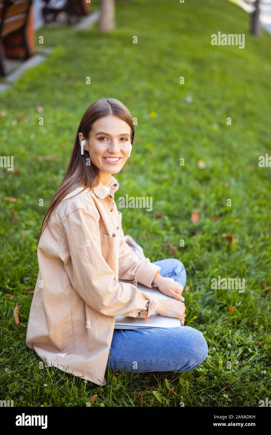 Bella donna in attesa per il suo amico al di fuori Foto Stock