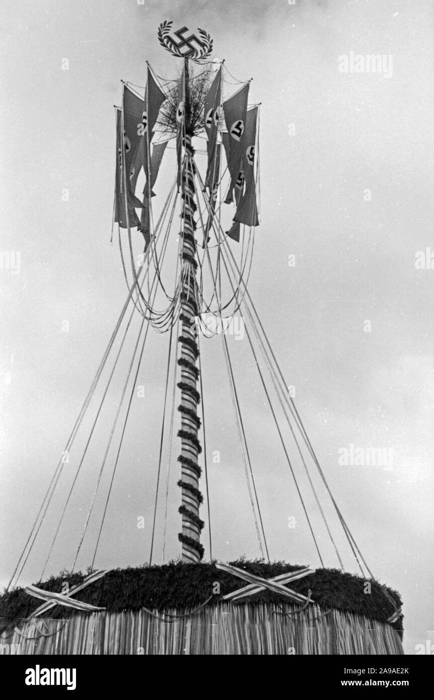 Maypole con bandiere con la svastica, 1930s Foto Stock