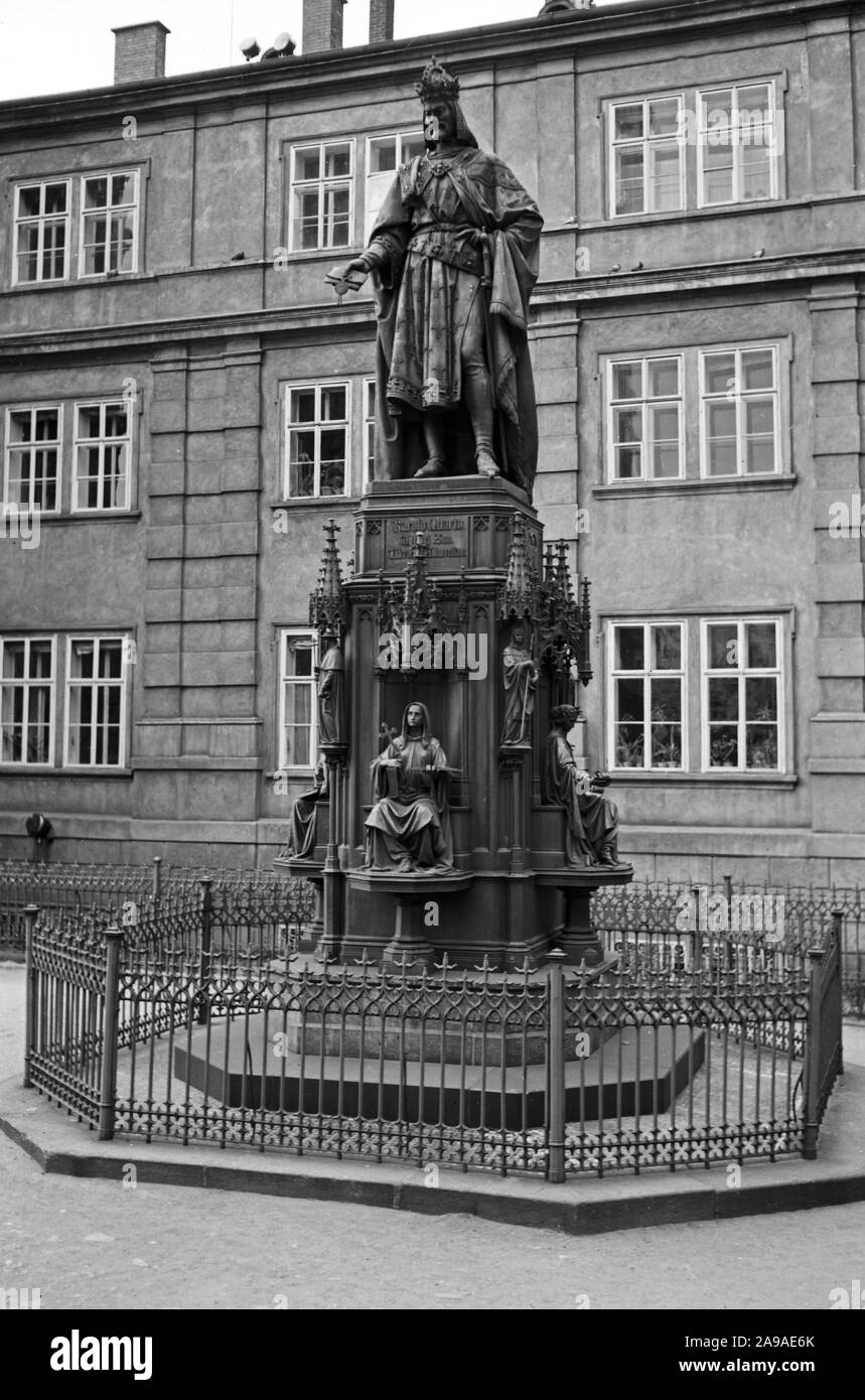 Didascalia originale: il Monumento a Carlo IV di fronte al Kalrsbrücke ponte di Praga, 1930s Foto Stock