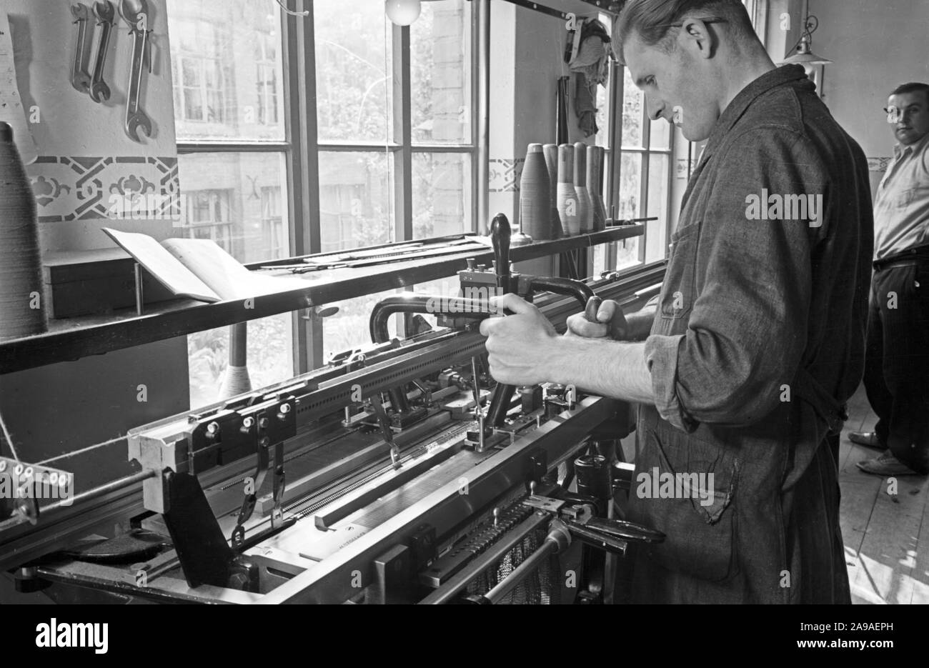 Lavoratore in una tessitura e filatura fabbrica, Germania 1930s. Foto Stock