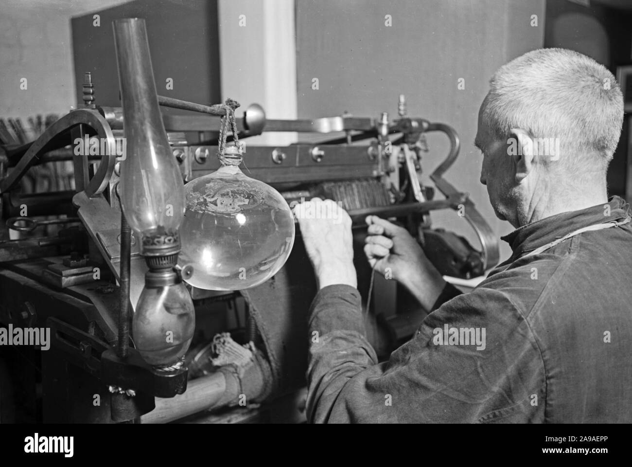 Lavoratore in una tessitura e filatura fabbrica, Germania 1930s. Foto Stock