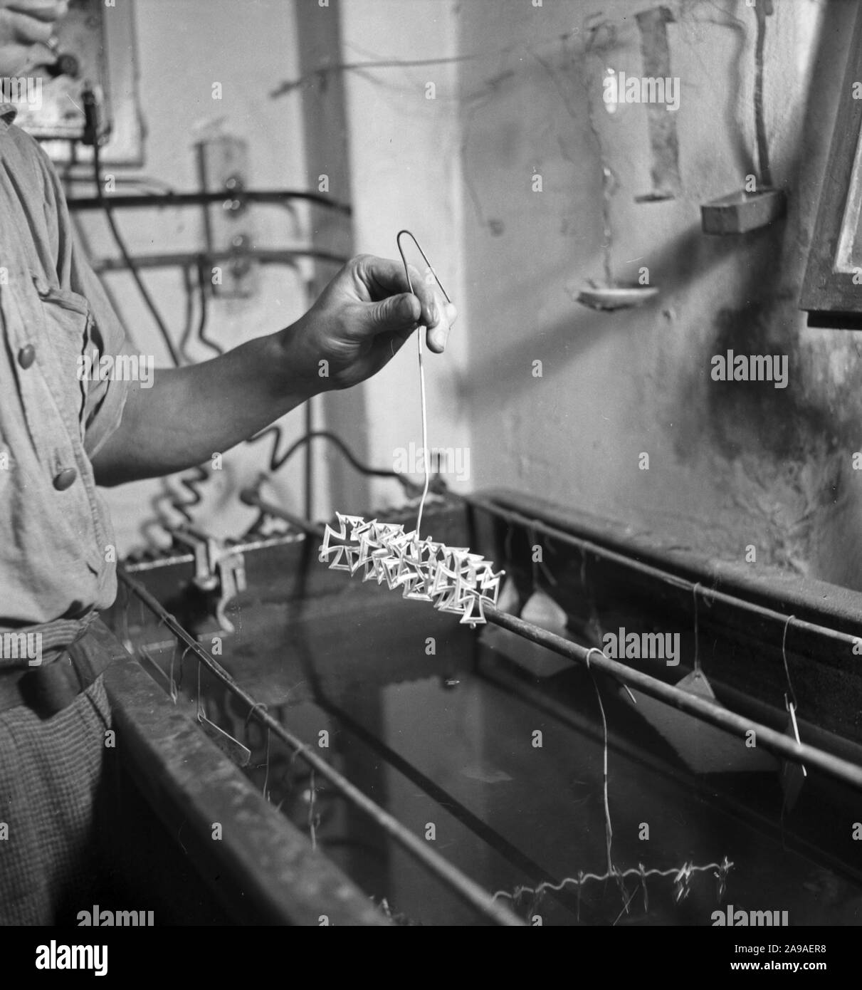 In una fabbrica che produce la "Croce di Ferro", una guerra tedesca medaglia, qui: electrosilvering, Germania 1930 Foto Stock