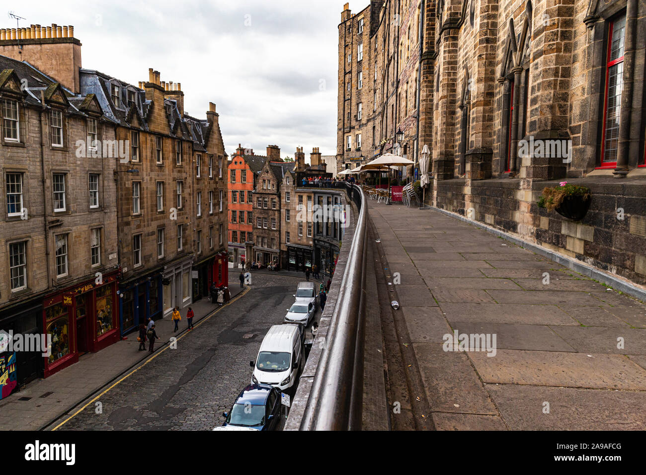 Street View di Edimburgo famoso West Bow & Victoria da Johnston Terrace, luminose facciate colorate e muratura in pietra su edifici storici: Edimburgo. Foto Stock