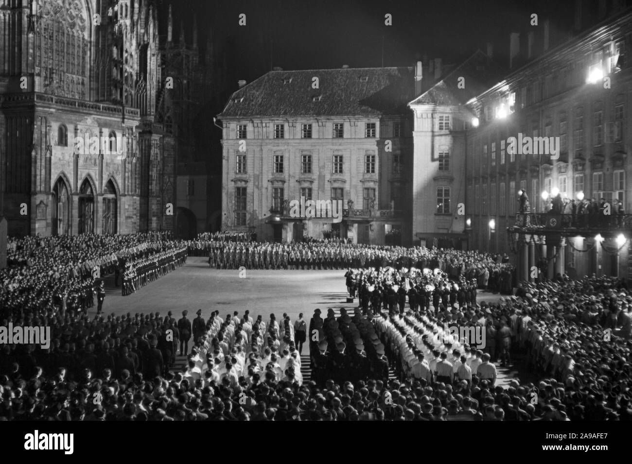 Didascalia originale: celebrazione preliminare nel cortile del castello di Hradschin, sullo sfondo la Cattedrale di San Vito. Praga, 1930s Foto Stock