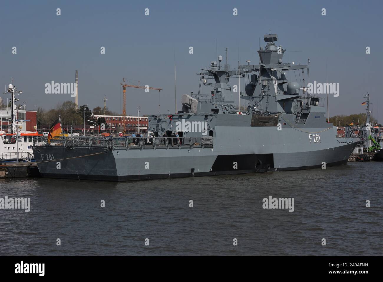 Il tedesco Corvette F 261 MAGDEBURG ormeggiato a Wilhelmshaven Base Navale, Germania Foto Stock