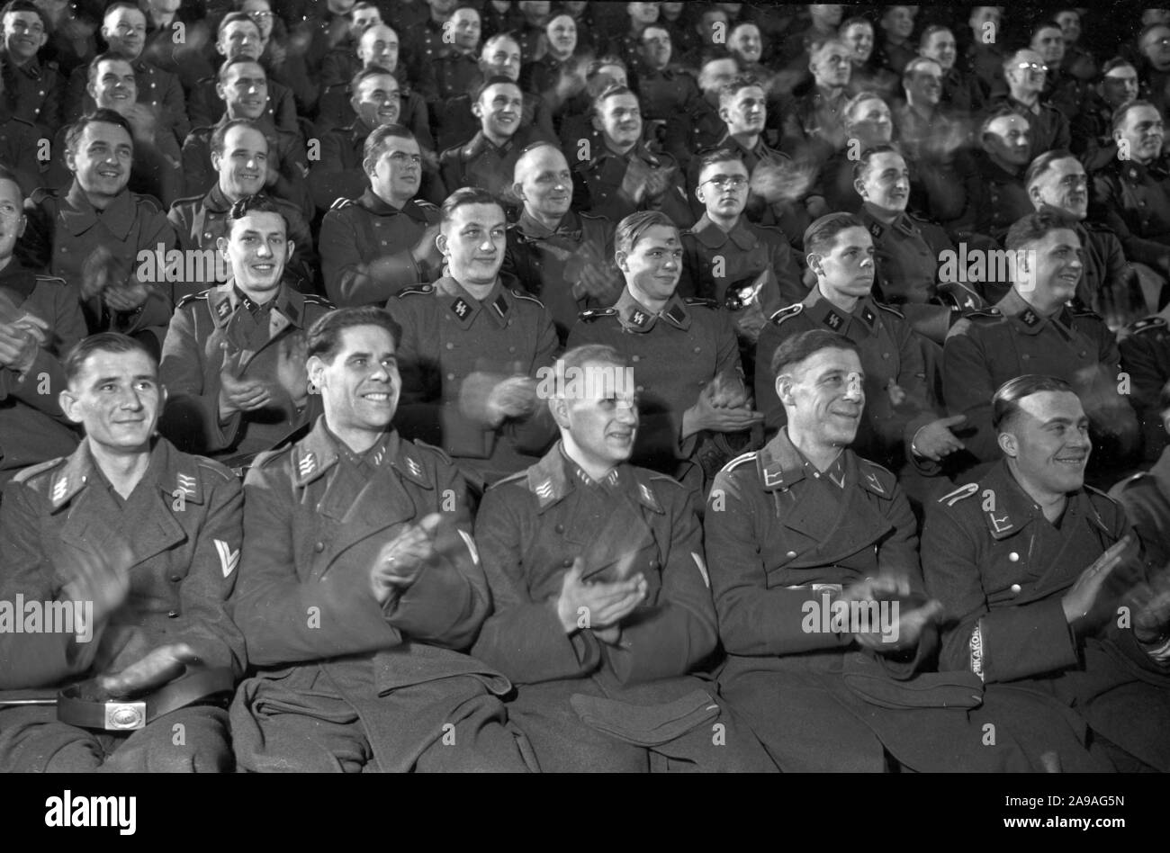 Wehrmacht e SS soldati come pubblico al 'Wunschkonzert der Wehrmacht', Germania 1940s. Foto Stock