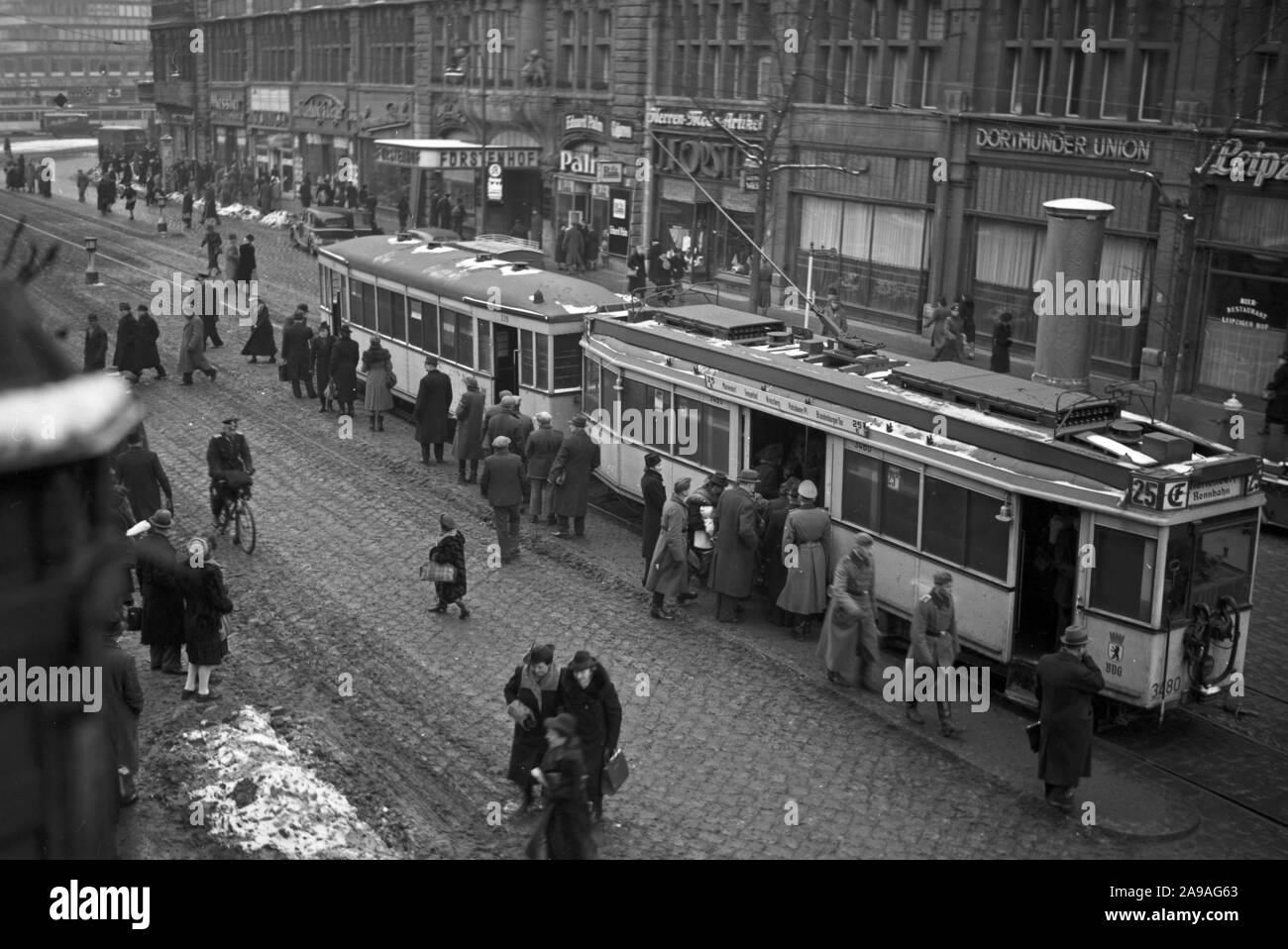 Un tram della linea 25 a Berlino, Germania 1940s. Foto Stock
