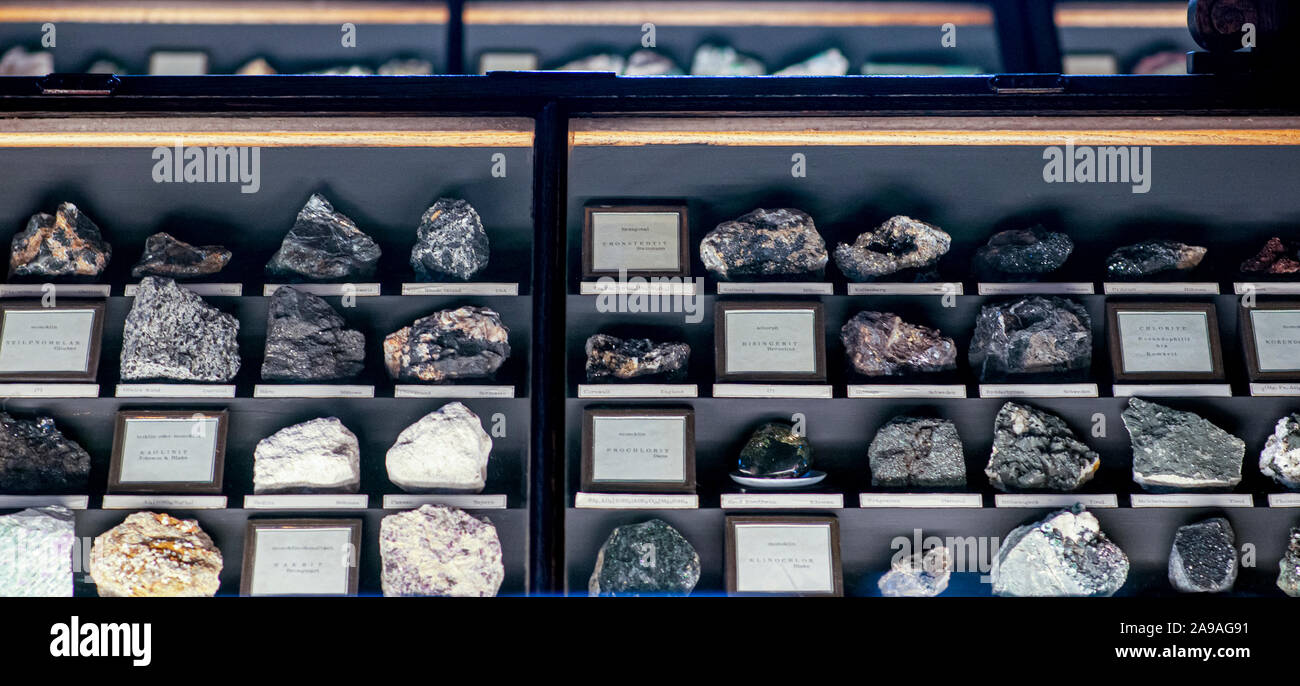 Ordinati collezione di minerali fotografato presso il Museo di Storia Naturale di Vienna, Austria Foto Stock