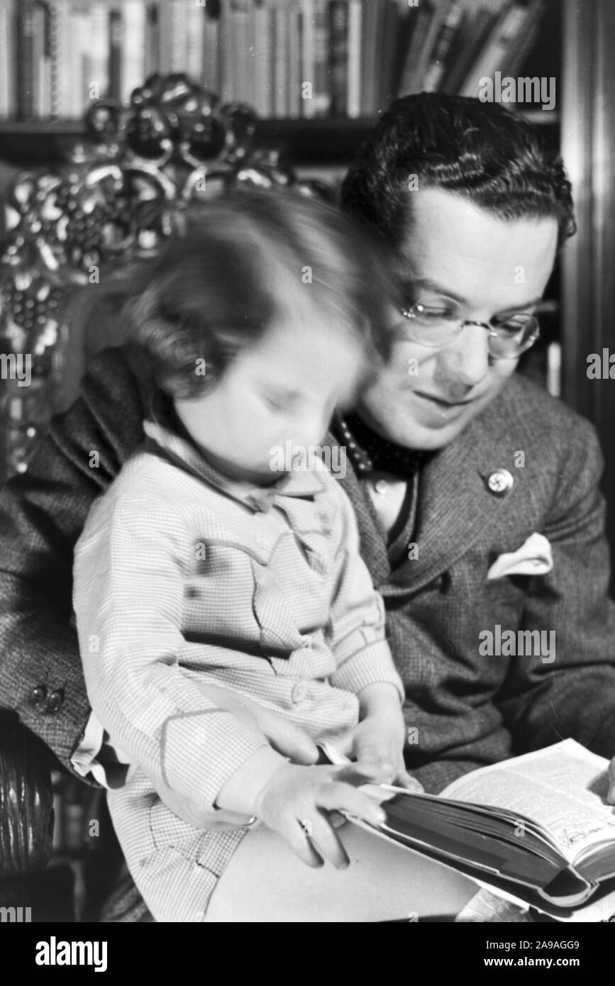 L'autore austriaco Josef Friedrich Perkonig con il suo bambino, Germania 1930s. Foto Stock