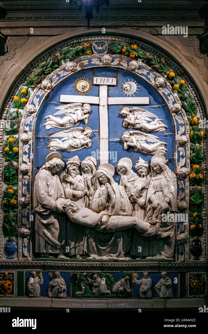 Italia Toscana Casentino Bibbiena - Chiesa di San Lorenzo - Deposizione - terracotta invetriata di Andrea della Robbia Foto Stock