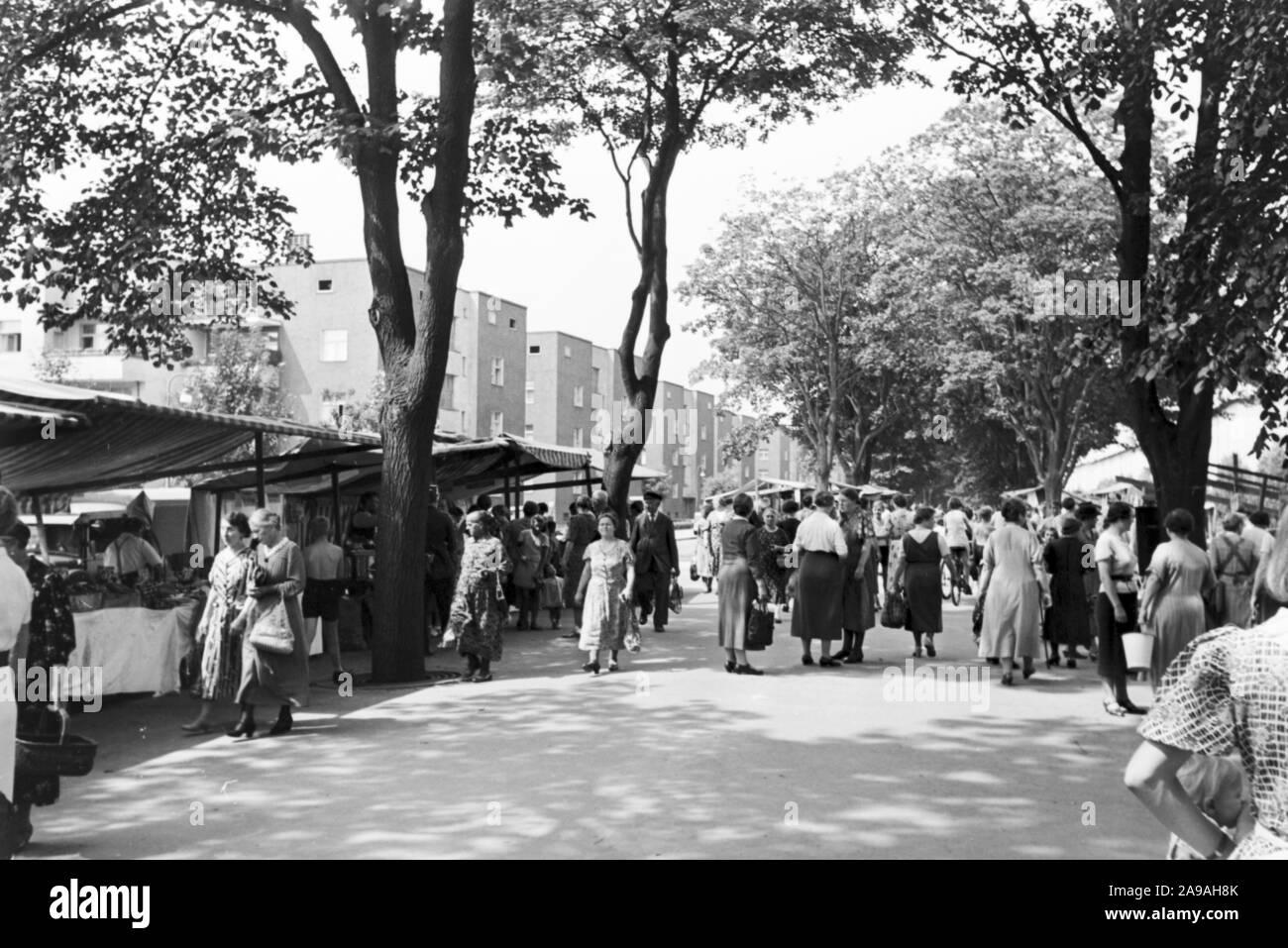 Visitazione del mercato del contadino vicino al 'Hufeisensiedlung" di Berlino Britz, Germania 1930s. Foto Stock
