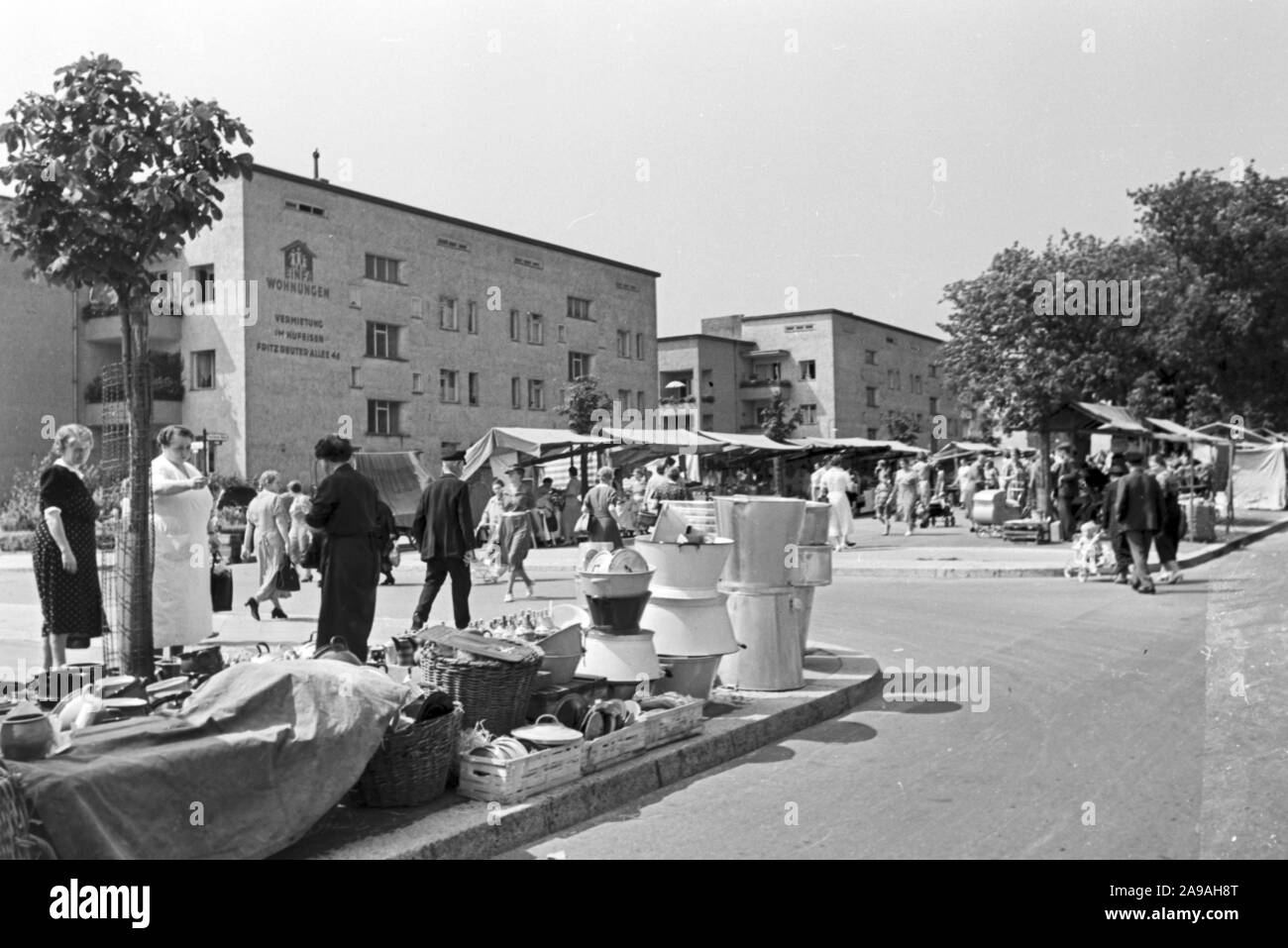 Visitazione del mercato del contadino vicino al 'Hufeisensiedlung" di Berlino Britz, Germania 1930s. Foto Stock
