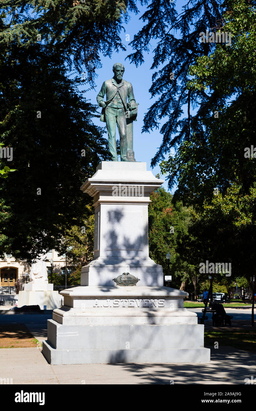 Monumento a A.J. Stevens, Master Mechanic sul Southern Pacific Railroad, Cesar Chavez Park, Sacramento, California, Stati Uniti d'America. Stati Uniti d'America Foto Stock