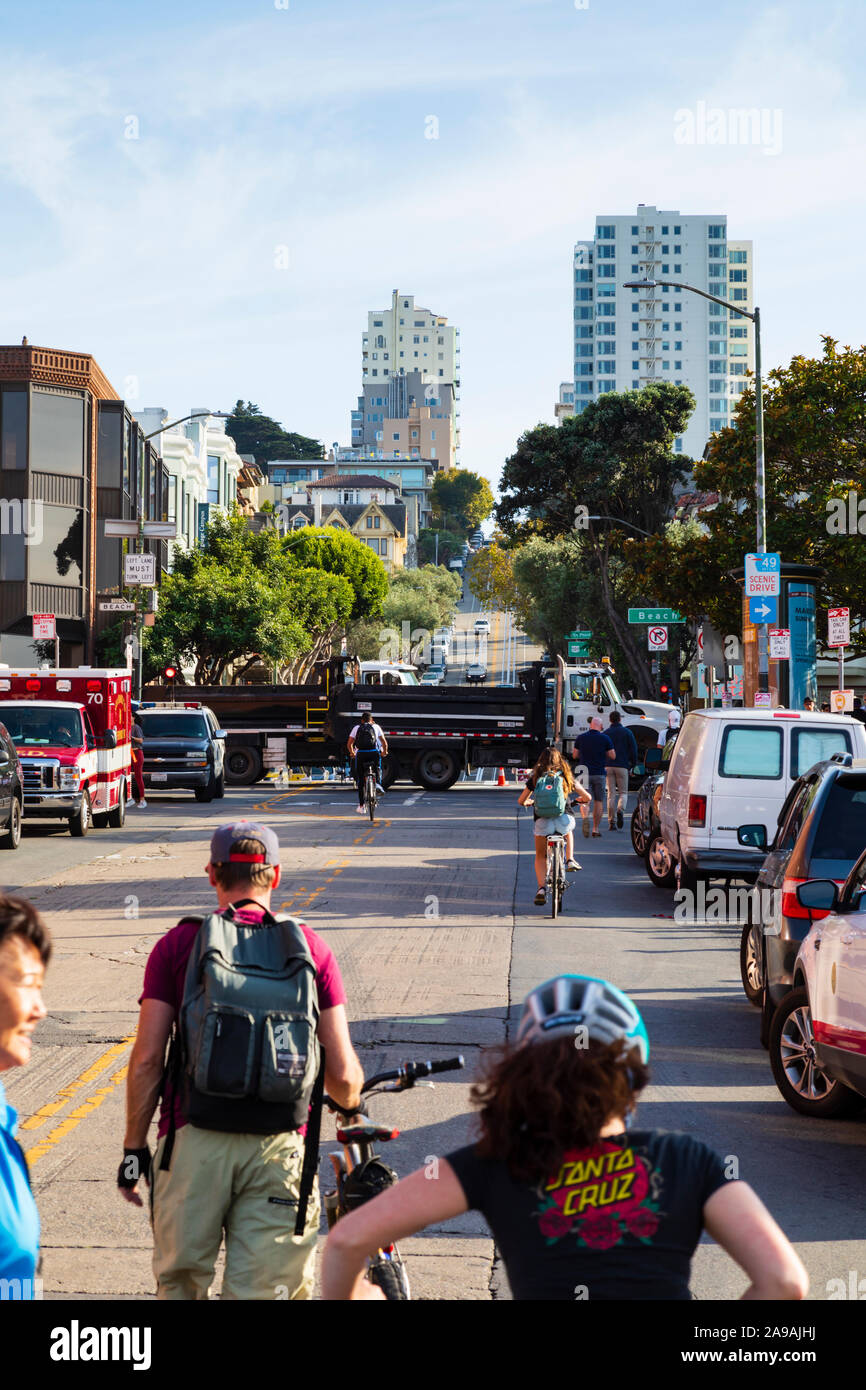 Camion pesanti usati come antiterrorismo: Barricate terroristiche su Hyde Street, Beach Street, Fisherman's Wharf, San Francisco, California, USA Foto Stock