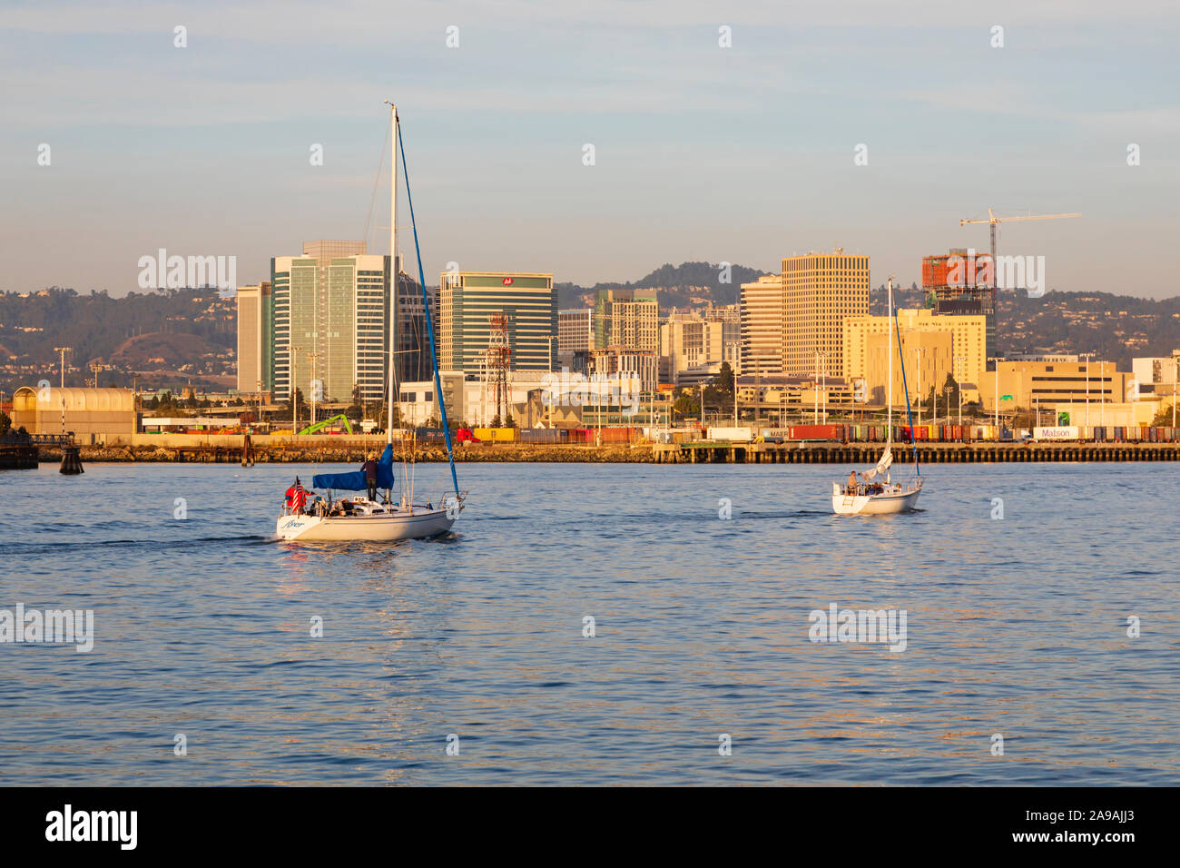 Yachts voce home a Oakland marina come il sole tramonta. In California, Stati Uniti d'America. Stati Uniti d'America Foto Stock