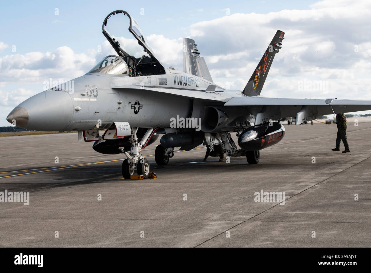 Stati Uniti Marines con U.S. Marines con Marine Tutti Meteo attacco Fighter Squadron (VMFA (AW)) 224 inizia la fase di pre-flight ispezioni su F/A-18D i calabroni per addestramento di volo con la Giapponese Air Self Defense Force (JASDF) durante un allenamento di aviazione delocalizzazione su Misawa combatté Air Base, Giappone, dal 15 ottobre 2019. ATR sono progettati per aumentare bilaterale di prontezza operativa tra gli Stati Uniti e le forze giapponesi. (U.S. Marine Corps Foto di Cpl. Jaxson Fryar) Foto Stock