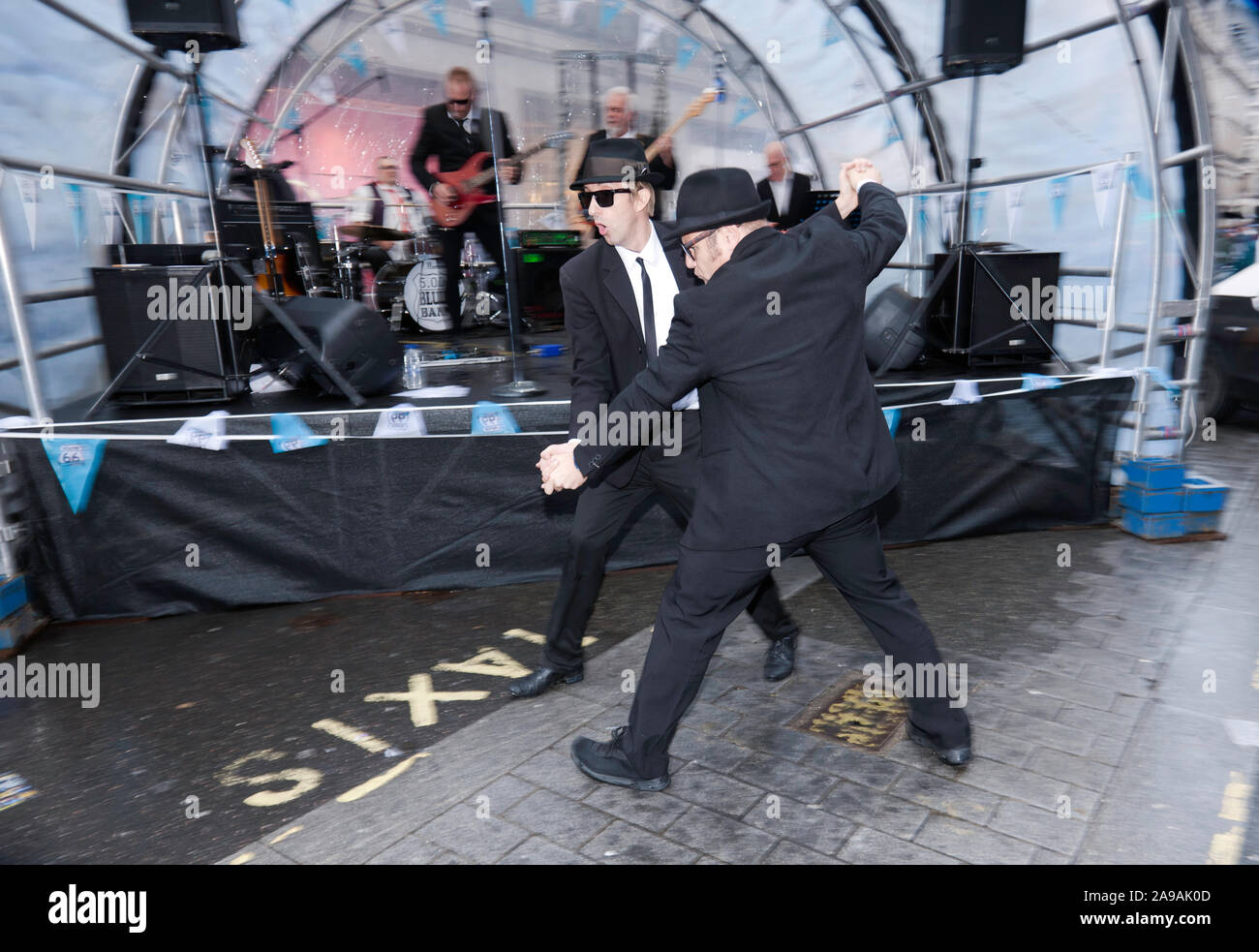 Colin Elsam alias "Joliet Jake Blues", e Ricky Owen come "J Elwood Blues", compiendo con la 5.0.5. Blues Band, al 2019 Regents Street Motor Show Foto Stock