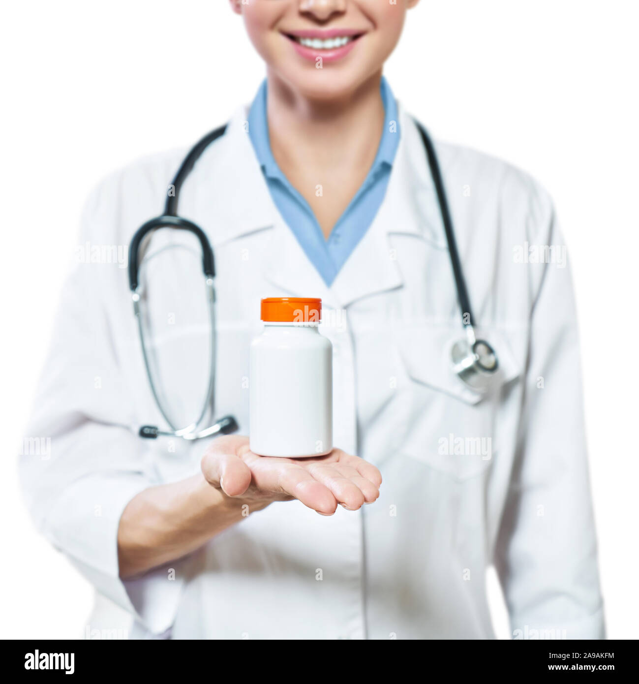 Medico tenendo una bottiglia di pillole su sfondo bianco. Il concetto di medicina, farmacologia, healthcare Foto Stock