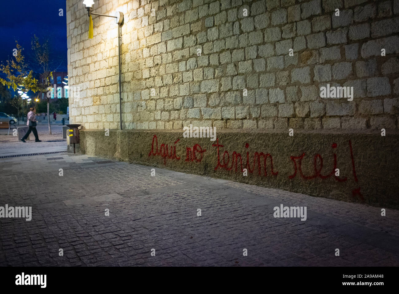 Il catalano graffiti in Girona, in Catalogna: 'Aqui no tenim rei!' - qui non abbiamo altro re. Vi è stata proteste in tutta la Catalogna contro la visita del Spani Foto Stock