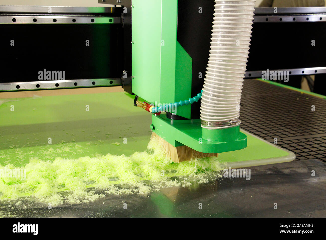 Il plexiglass fresatura su macchine CNC. Una moderna macchina CNC acrilico processi in una fabbrica di mobili. Il plexiglass elaborazione sulla parete CNC. Moderno 3D te Foto Stock