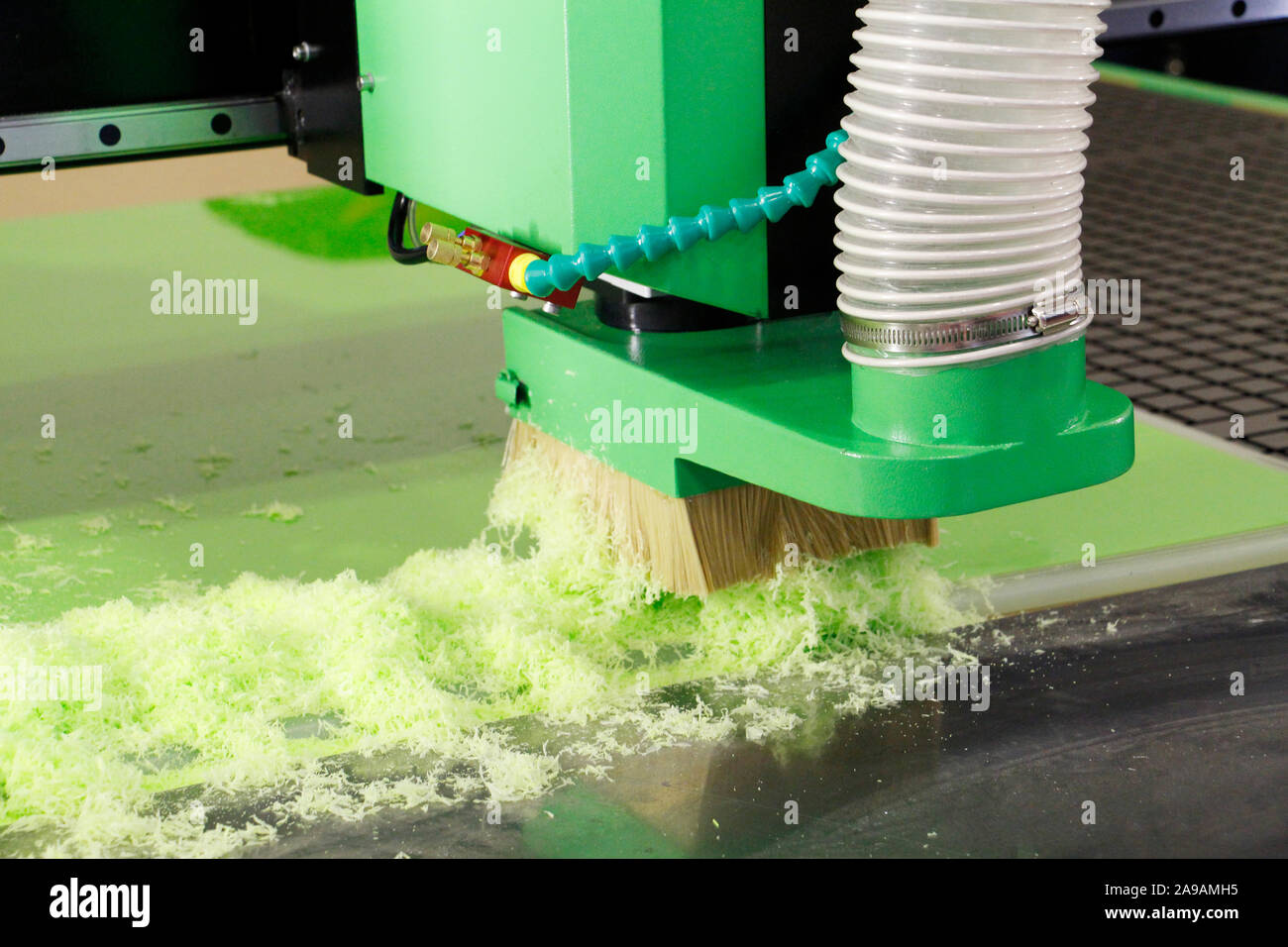 Il plexiglass fresatura su macchine CNC. Una moderna macchina CNC acrilico processi in una fabbrica di mobili. Il plexiglass elaborazione sulla parete CNC. Moderno 3D te Foto Stock