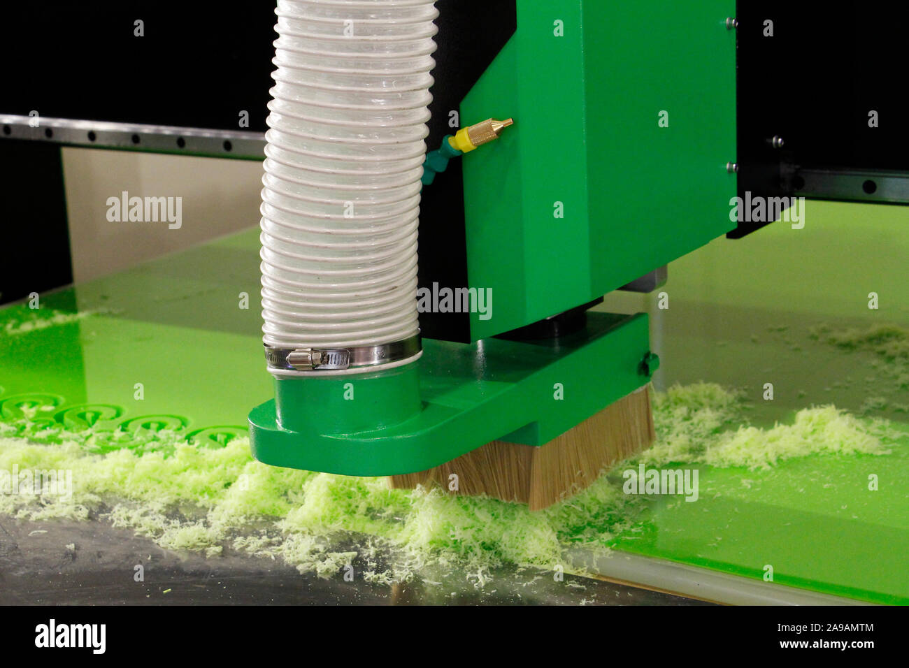 Il plexiglass fresatura su macchine CNC. Una moderna macchina CNC acrilico processi in una fabbrica di mobili. Il plexiglass elaborazione sulla parete CNC. Moderno 3D te Foto Stock