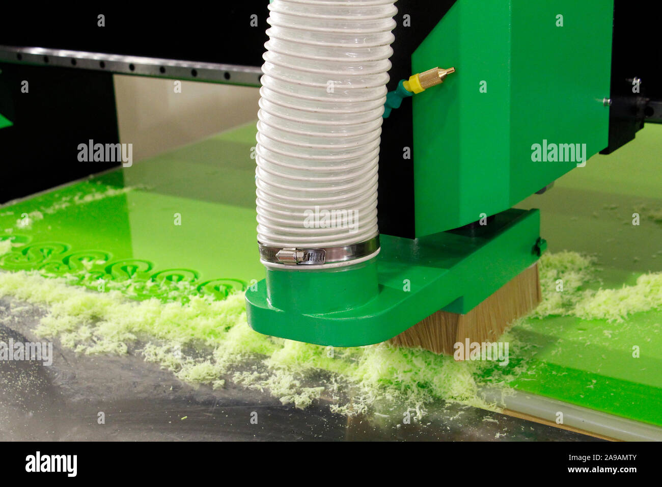 Il plexiglass fresatura su macchine CNC. Una moderna macchina CNC acrilico processi in una fabbrica di mobili. Il plexiglass elaborazione sulla parete CNC. Moderno 3D te Foto Stock