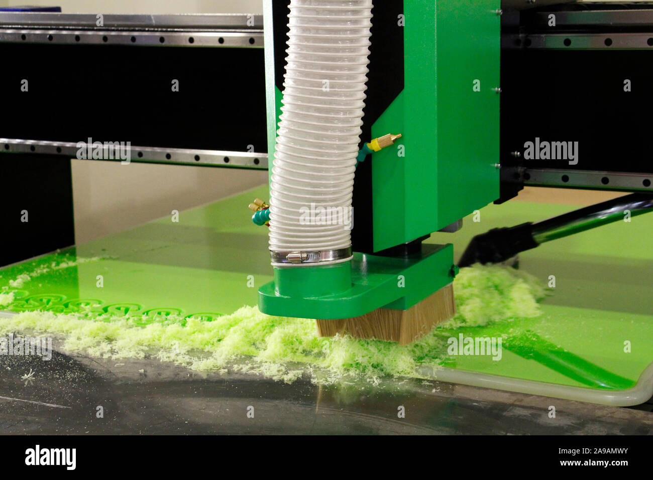 Il plexiglass fresatura su macchine CNC. Una moderna macchina CNC acrilico processi in una fabbrica di mobili. Il plexiglass elaborazione sulla parete CNC. Moderno 3D te Foto Stock