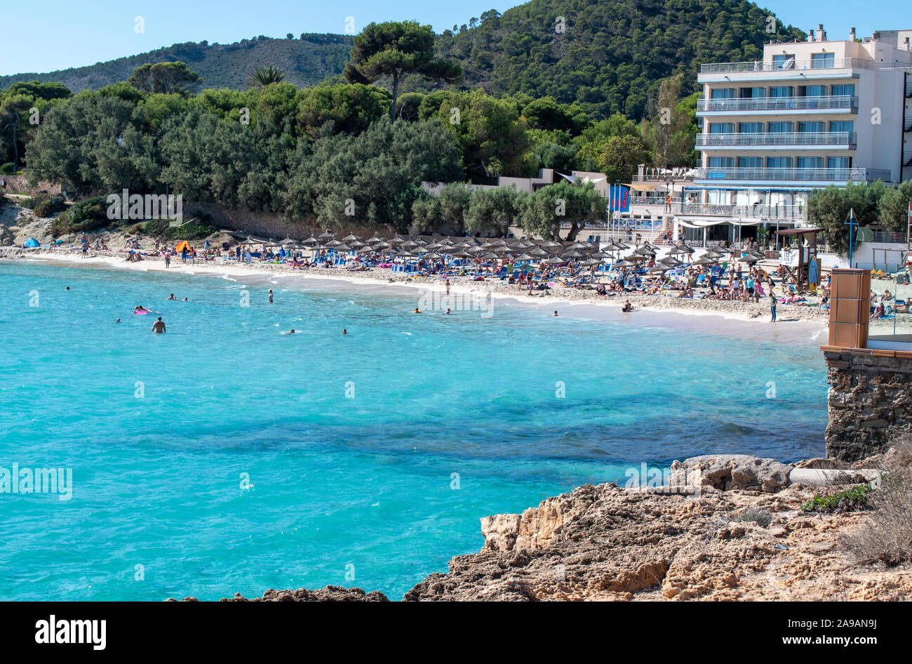 Cala Ratjada, Maiorca, Spagna, 16 ottobre 2019, la splendida baia sabbiosa nella famosa località di Cala Ratjada. Foto Stock