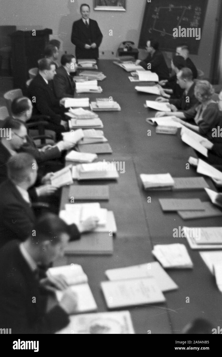 I viaggiatori e i membri dello staff in un enorme ufficio di un agenzia di viaggio a Berlino, Germania 1930s. Foto Stock