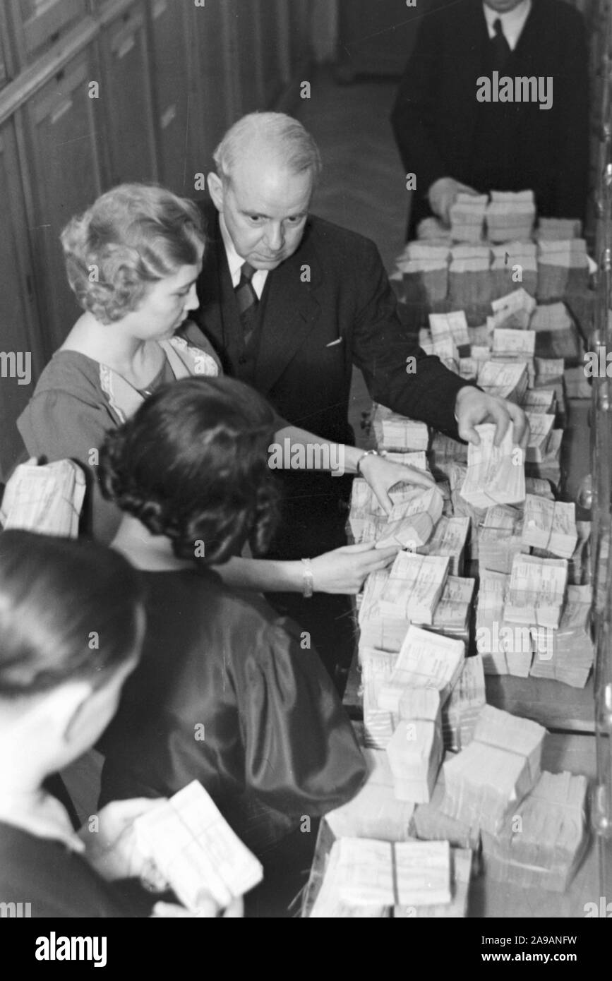 I viaggiatori e i membri dello staff in un enorme ufficio di un agenzia di viaggio a Berlino, Germania 1930s. Foto Stock