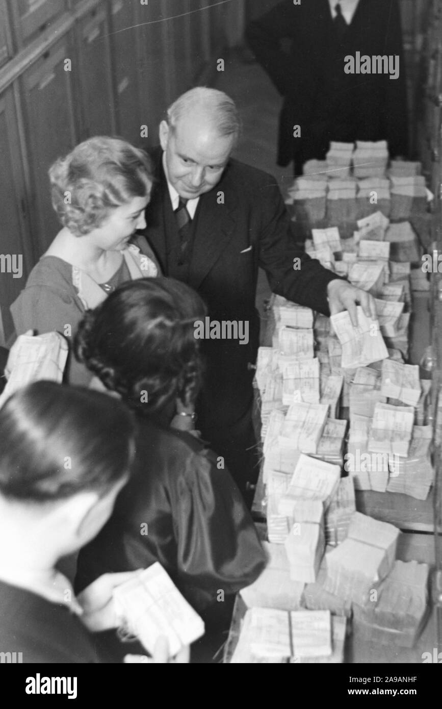 I viaggiatori e i membri dello staff in un enorme ufficio di un agenzia di viaggio a Berlino, Germania 1930s. Foto Stock