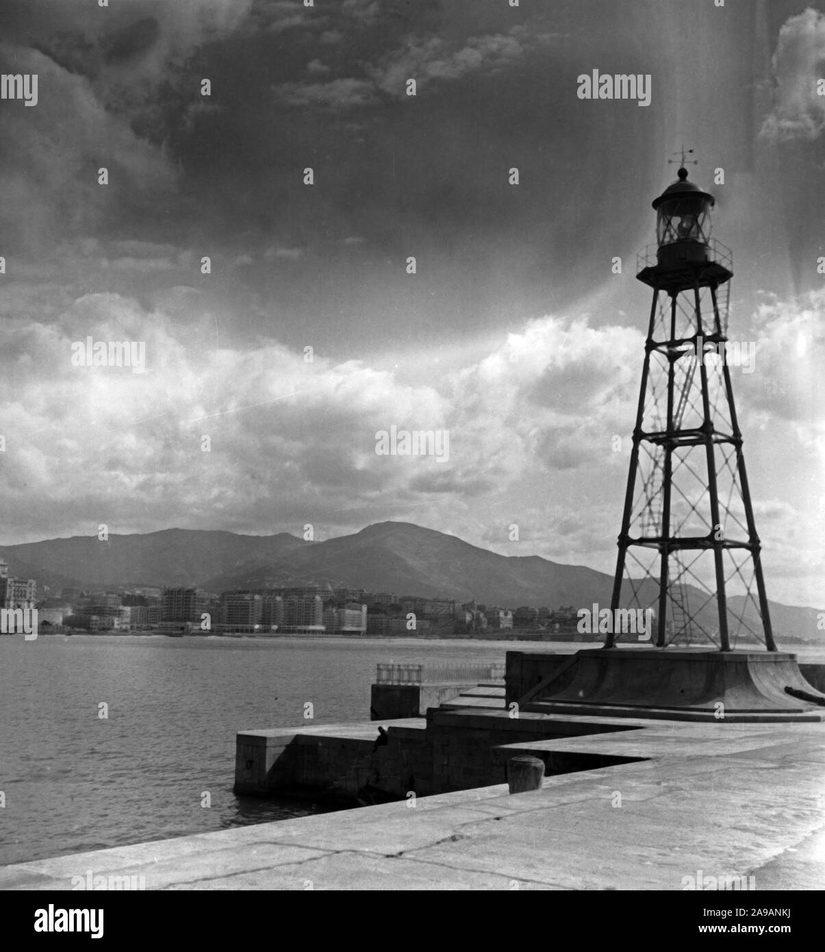 Viaggiando per l'Italia, qui a Genova Porto, 1930s. Foto Stock