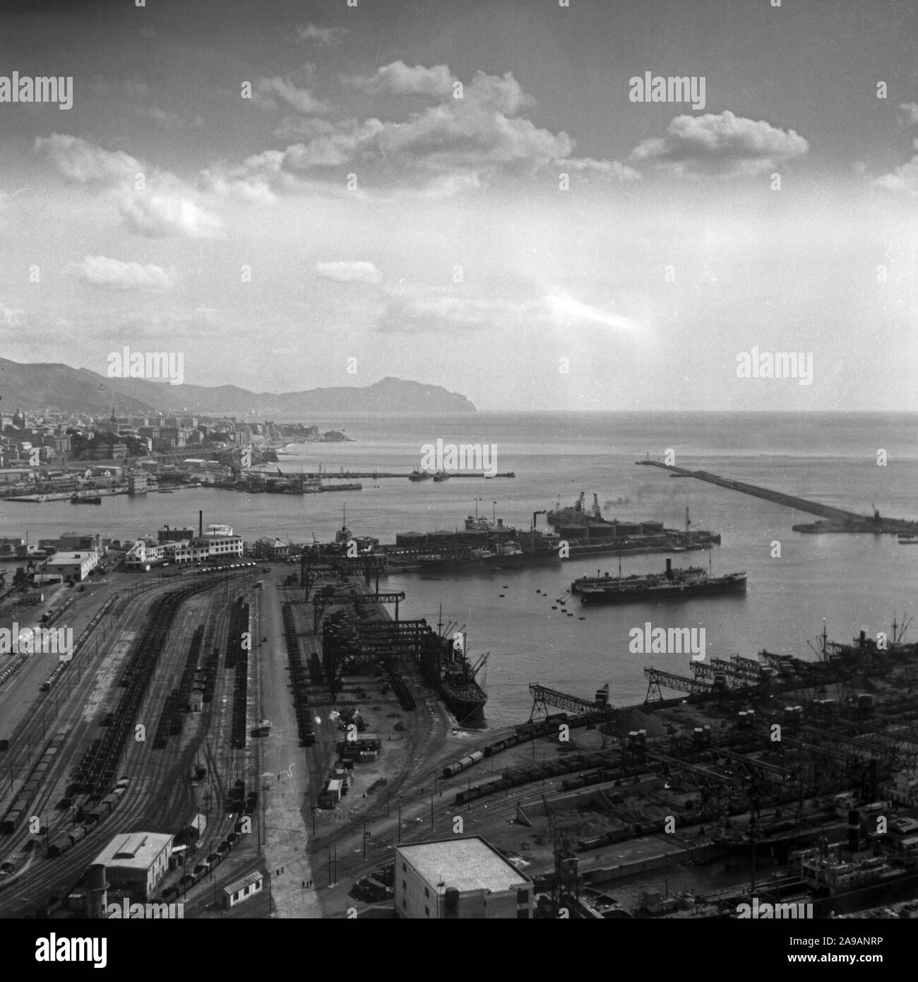 Viaggiando per l'Italia, qui a Genova Porto, 1930s. Foto Stock