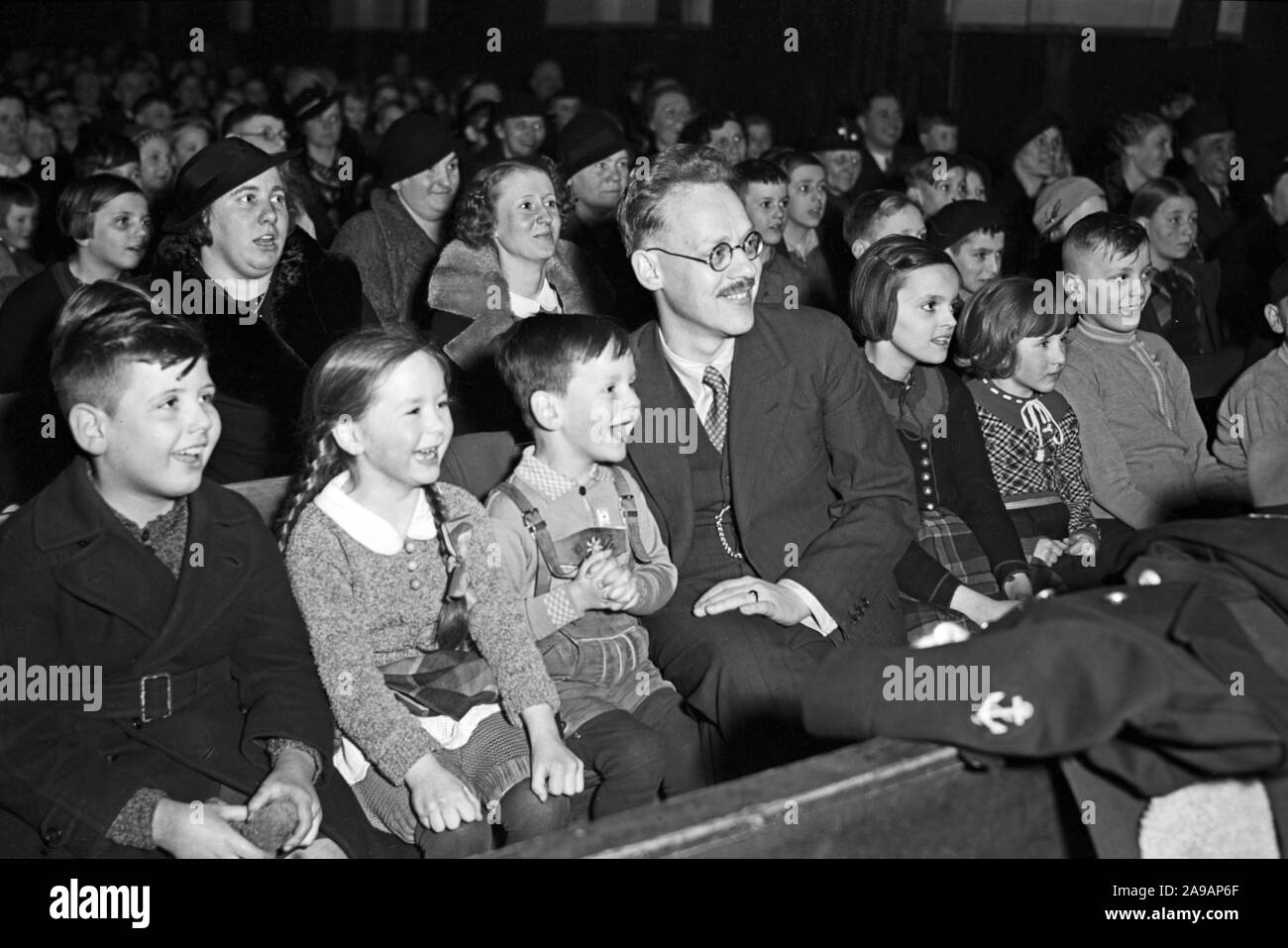 Il pubblico godendo di un gioco della colonia Puppet Theatre, Germania 1930s. Foto Stock