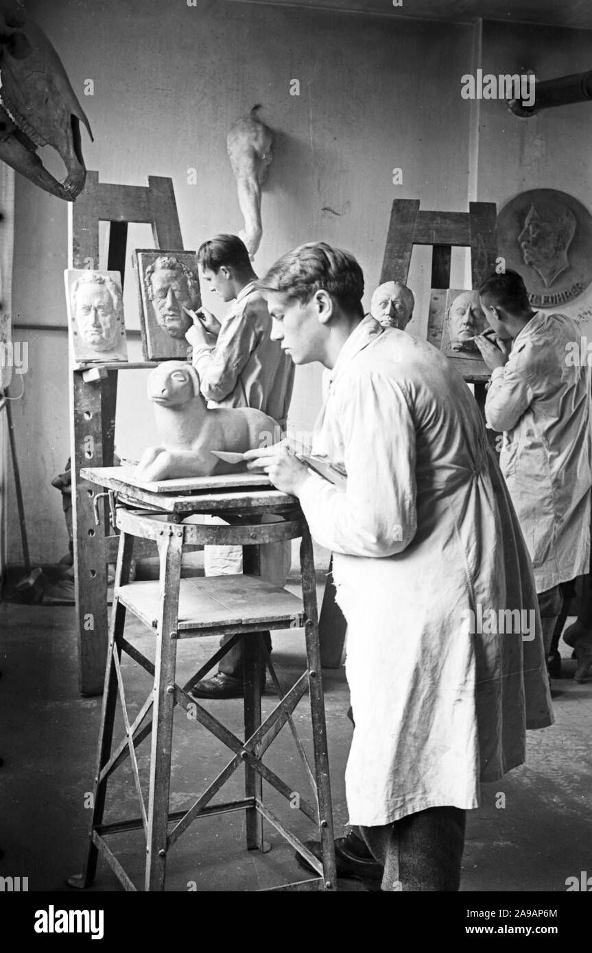 L'apprendistato a uno scalpellatore a scalpellatore scuola a Mayen Germania 1930s. Foto Stock