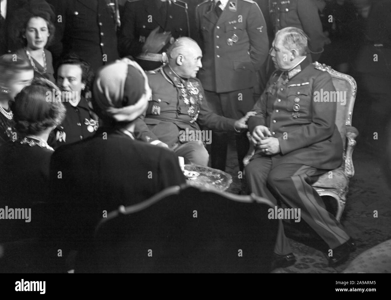 I diplomatici tedeschi a recreption presso la sede dell' ambasciata di Spagna a Berlino, Germania 1940s. Foto Stock