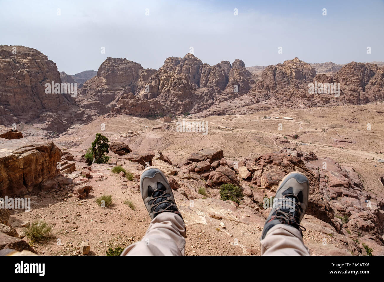 Seduto sulla cima di una montagna al posto di alta sacrificio in Petra, Giordania Foto Stock