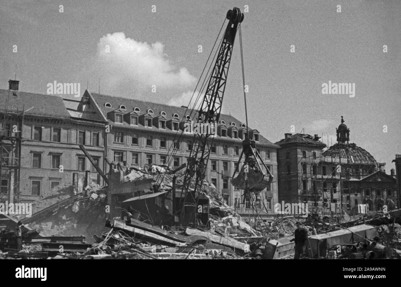 Rimozione dei detriti di guerra nei pressi di Karlsplatz a Monaco di Baviera, Germania 1940s. Foto Stock