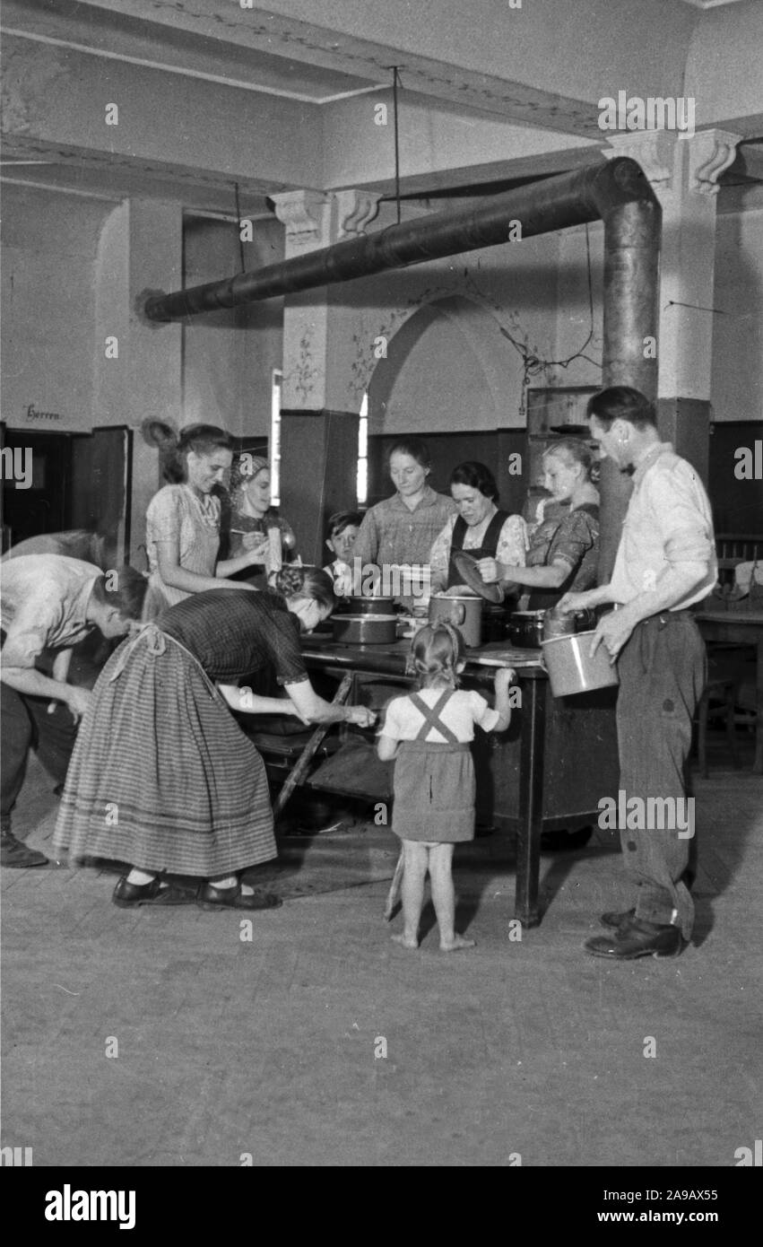 Una donna facendo il suo lavoro nel prendersi cura della famiglia nel dopo guerra in Germania, 1940s. Foto Stock