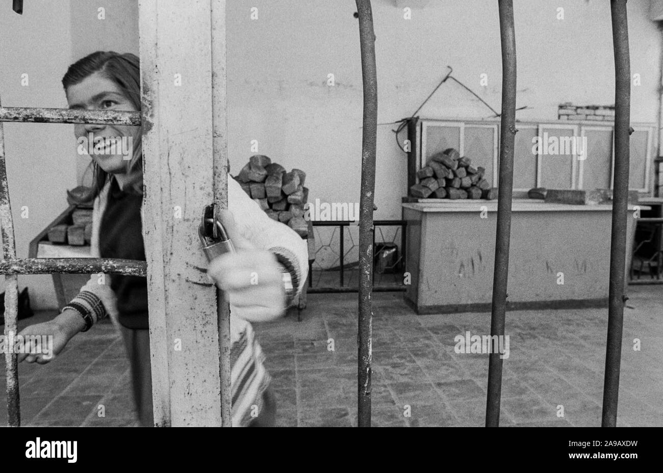 Negozio di pane, KOPLIK, ALBANIA, 1992. Foto Stock