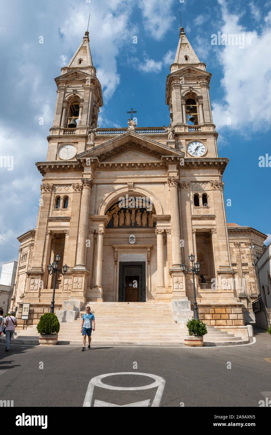 Basilica dei Santi Cosma e Damiano in piazza Antonio Curri a Alberobello in Puglia (Puglia), Italia Meridionale Foto Stock